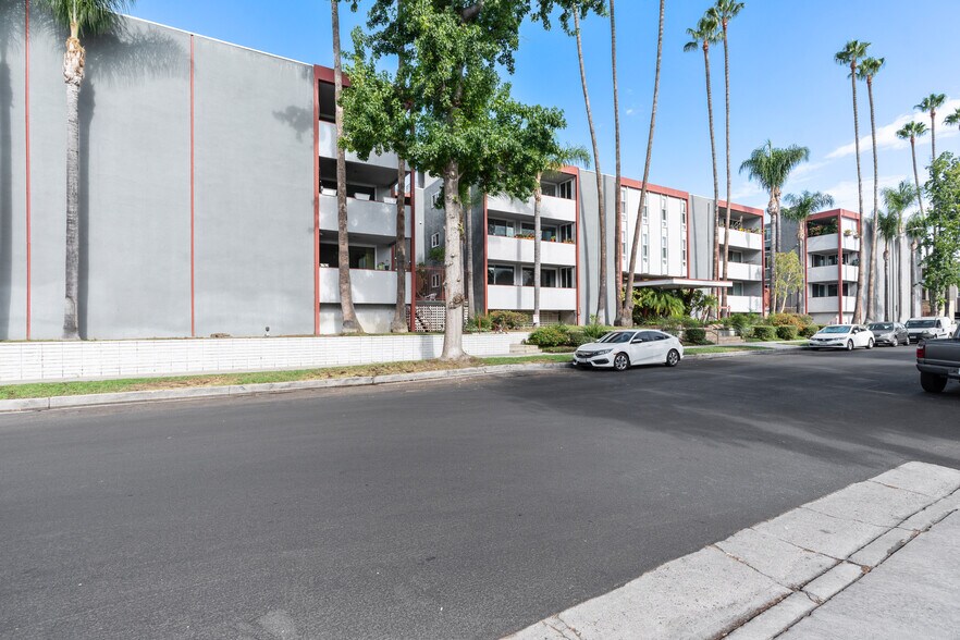 front of building - 4915 Tyrone Ave