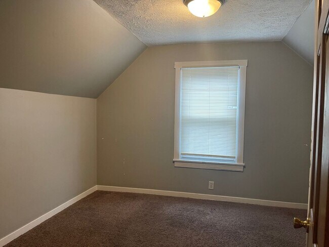 Building Photo - 4 Bedroom 2 bath House Available Now!!