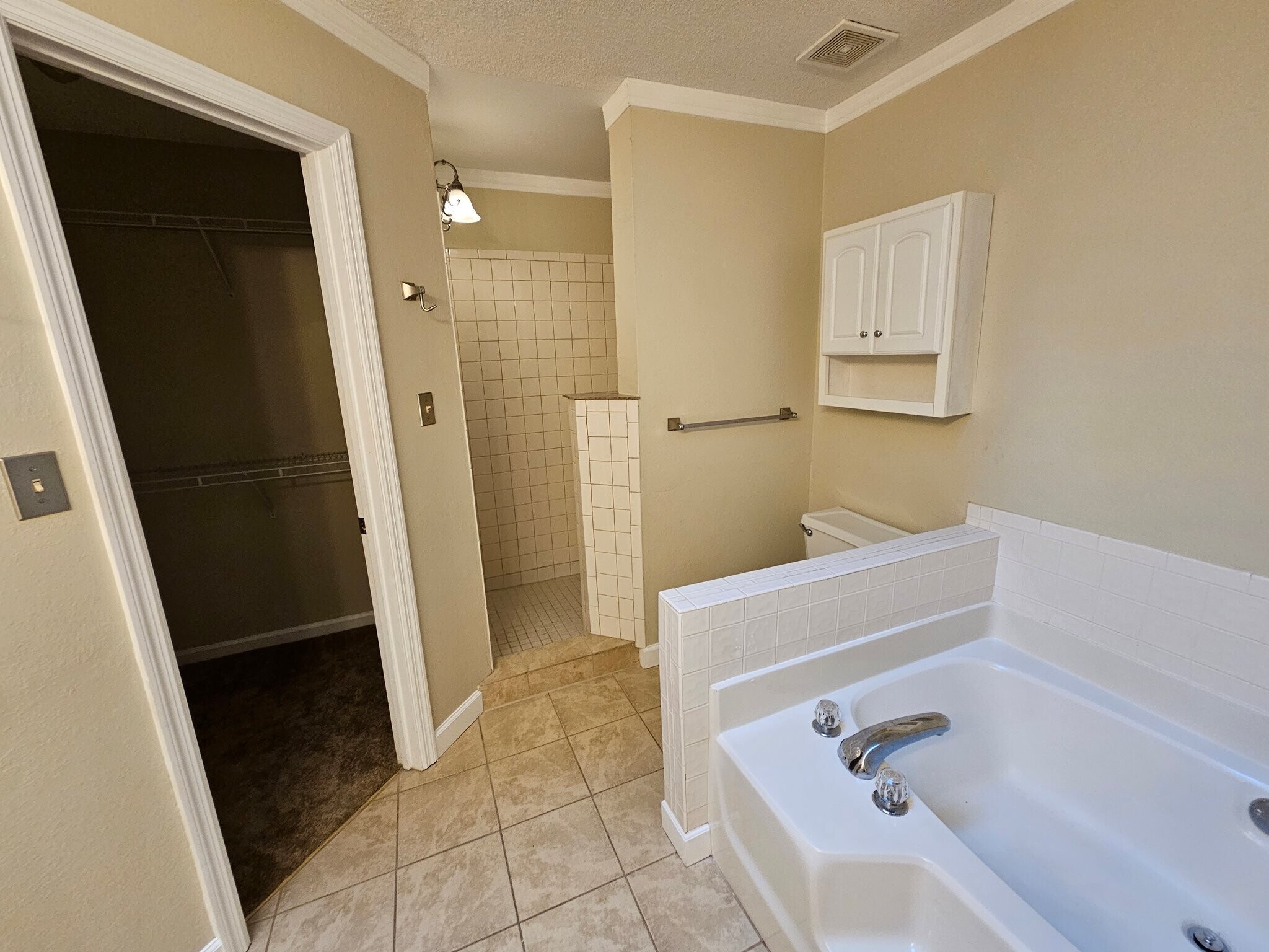 Building Photo - 3877 Villa Ln