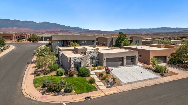 Building Photo - Luxurous 4 Bedroom Golf Course Home