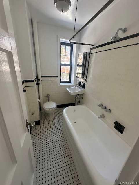 Building Photo - 465 Broadway