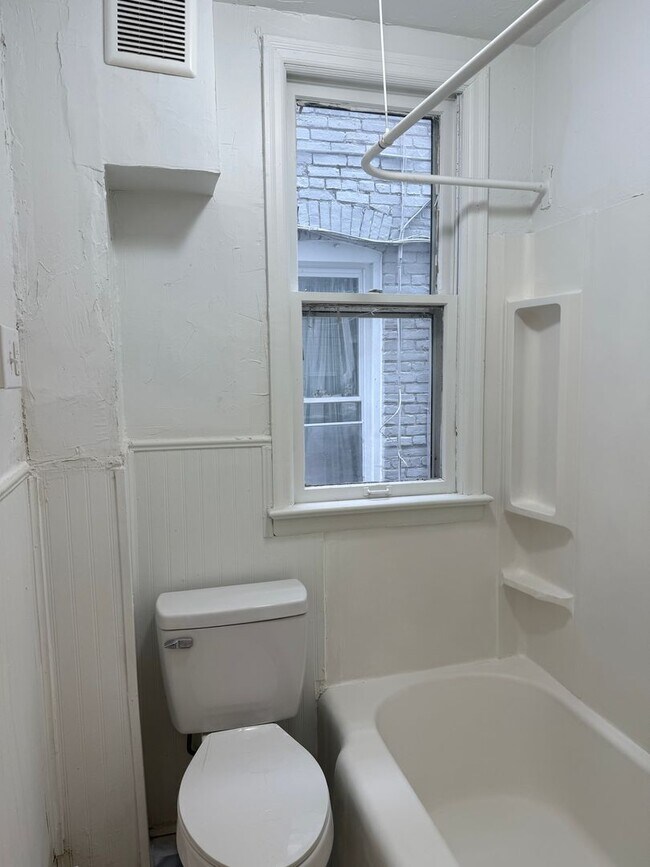 Building Photo - 269 W Cottage Pl