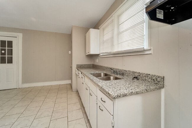 Building Photo - Cozy, Stylish, and Newly Renovated in the ...