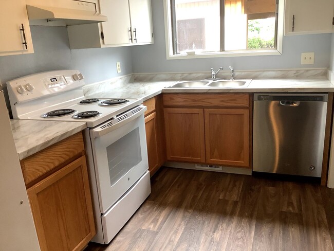 Building Photo - 2-Bedroom 1 1/2 bathroom townhouse in Springfield