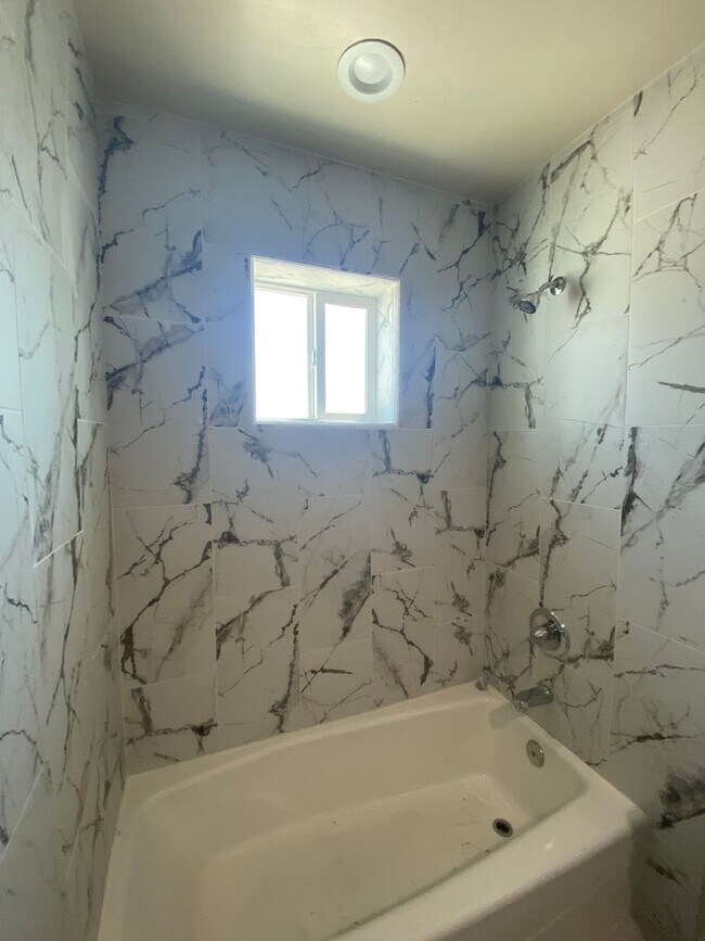 Building Photo - Gorgeous 2 Bedroom/1 Bathroom Home