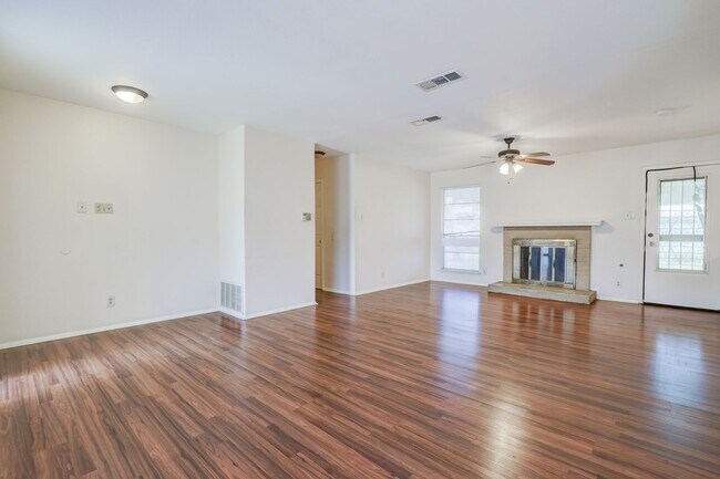Building Photo - 206 Meadow Path Dr