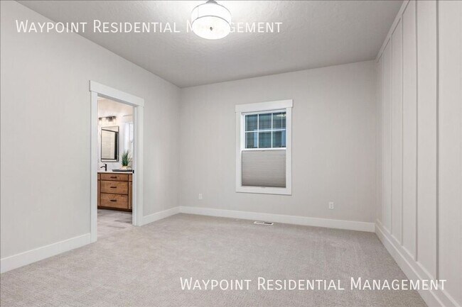 Building Photo - 1704 E Cutgrass Ln