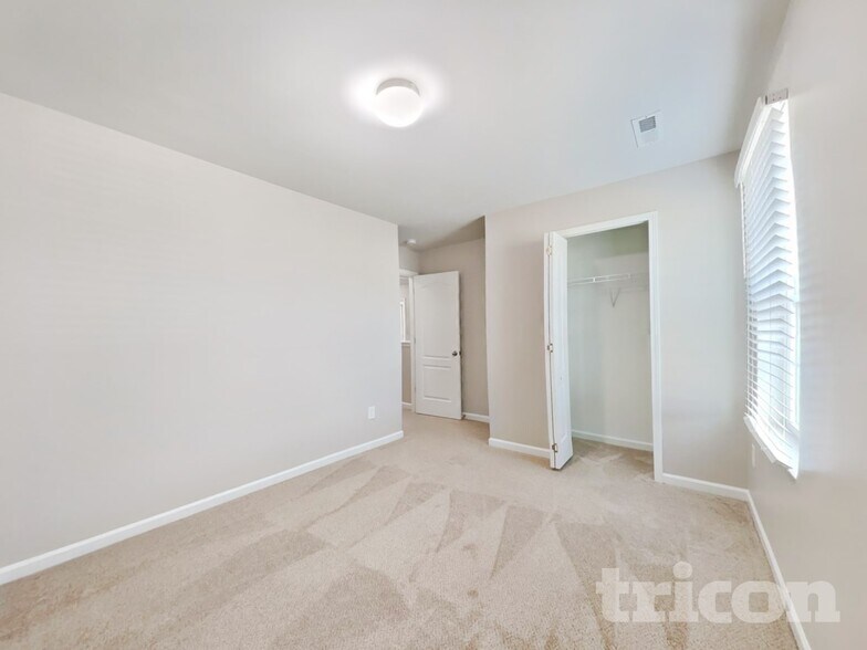 Building Photo - 226 Hallow Oak St