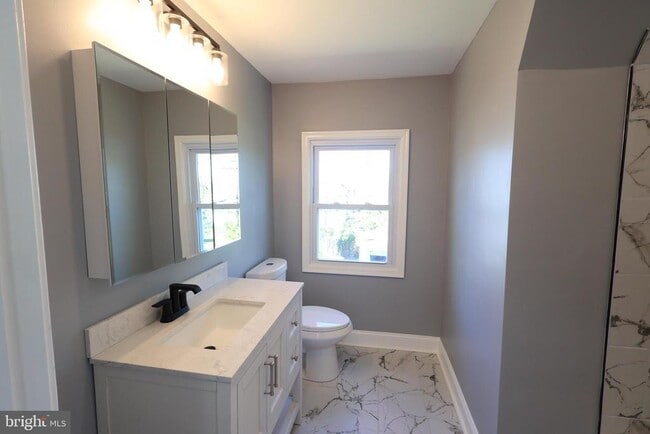 Building Photo - 5110 Kenwood Ave