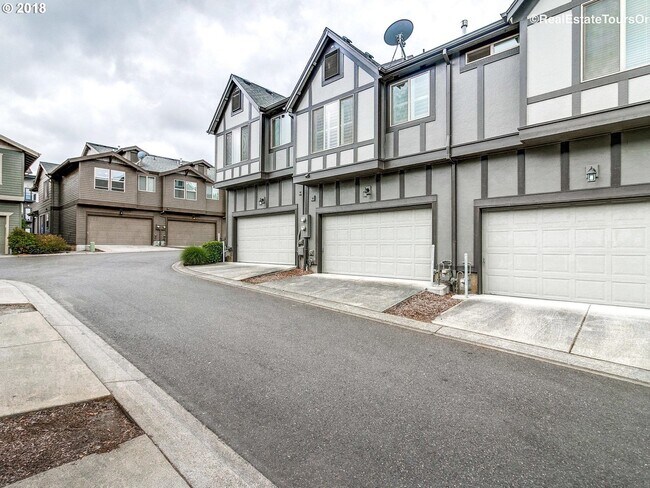 Building Photo - Amazing Location in NW Portland! Gorgeous 2 BD Townhome in Arbor Parc!