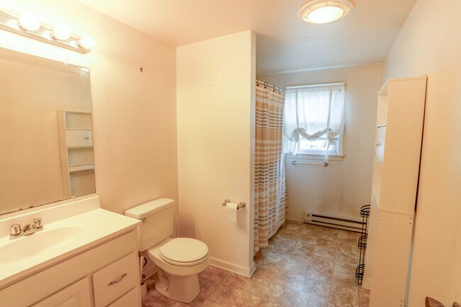 Building Photo - 194 Cherry St