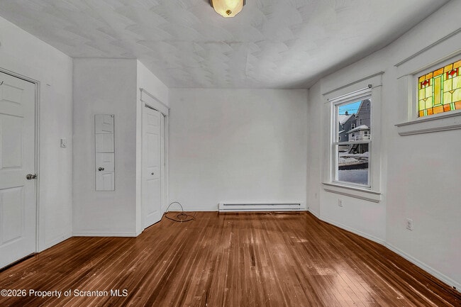 Building Photo - 208 E Warren St