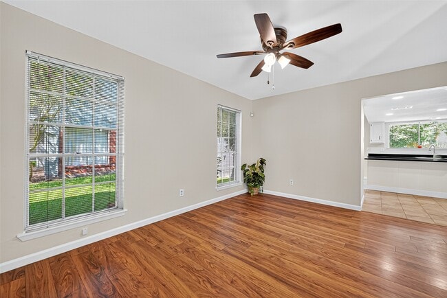 Building Photo - 813 Lakeview Dr