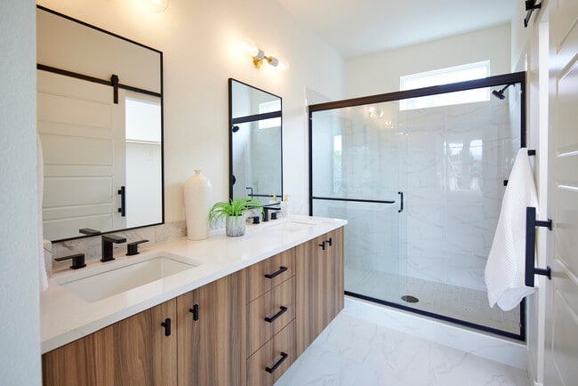 Building Photo - 140 Sacramento Townhomes