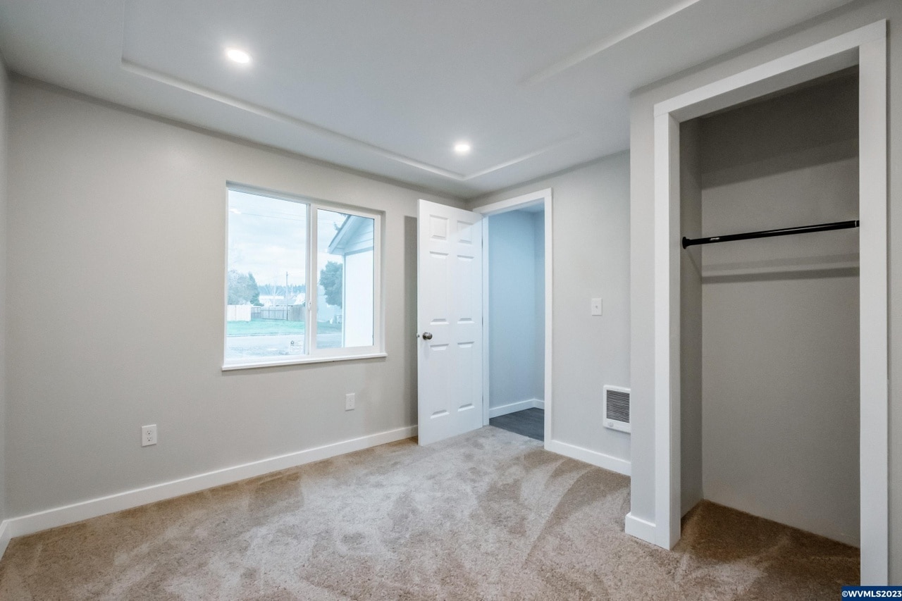 Building Photo - 440 S 6th St