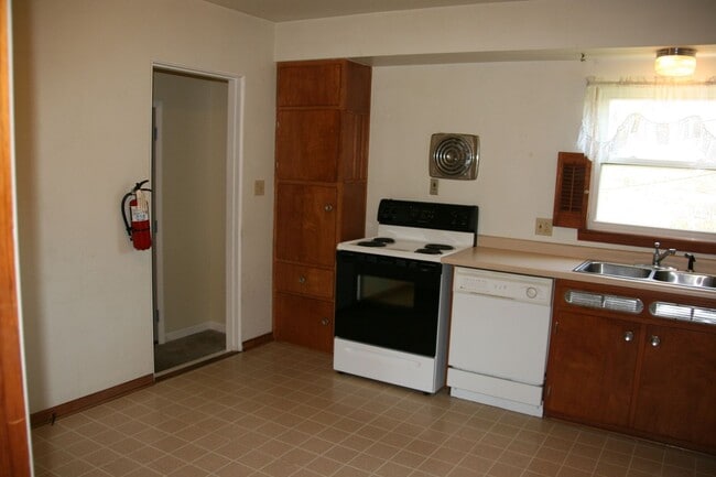 Building Photo - 4Bed 2 Bath House