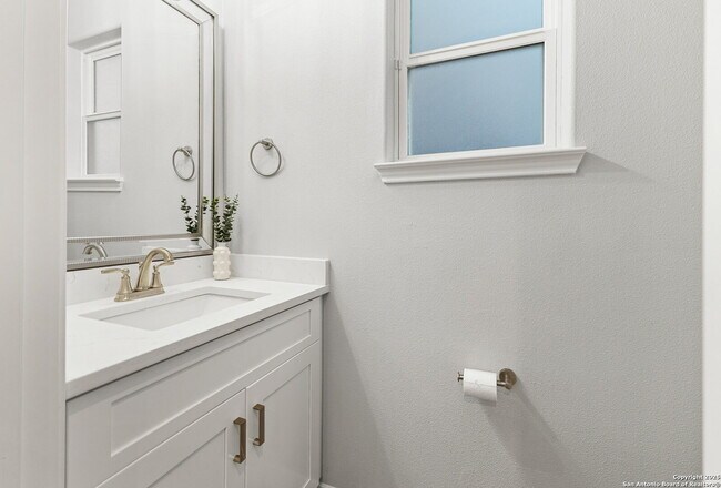 Building Photo - Charming 3-Bed Custom Luxury Rental with 2.5 Baths near Downtown San Antonio – 1668 Sq Ft of Comf...