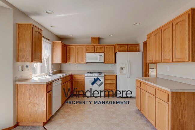 Building Photo - 4 Bedroom in Desirable Neighborhood