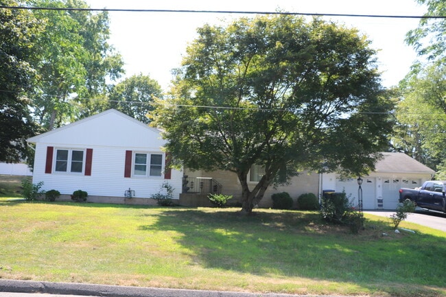 Building Photo - 6 Greenfield Dr