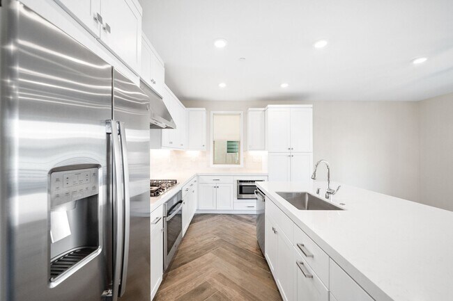 Building Photo - Split level floor plan on a gorgeously upgraded home