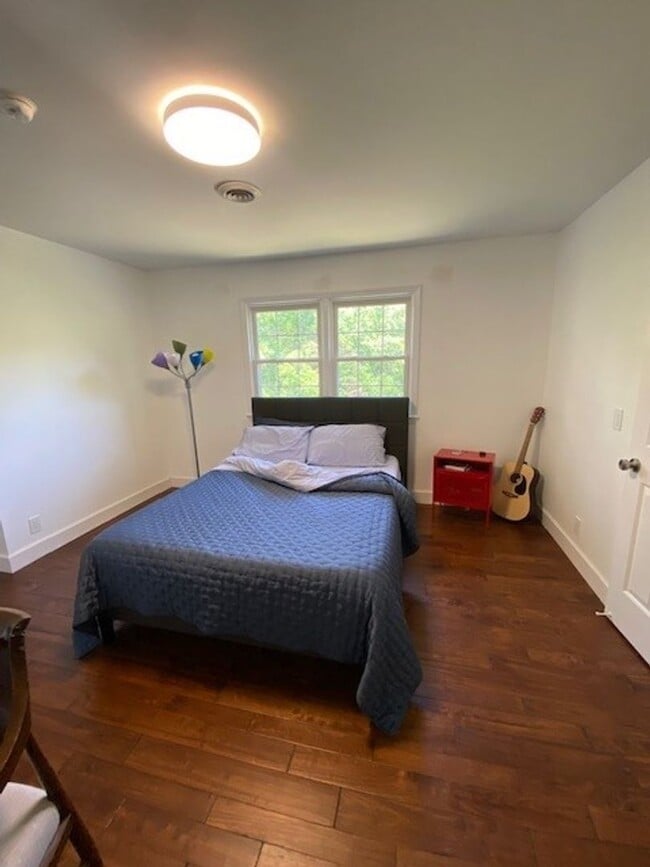 Building Photo - Welcome to this stunning fully furnished 4...