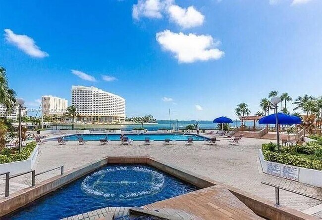Building Photo - 825 Brickell Bay Dr