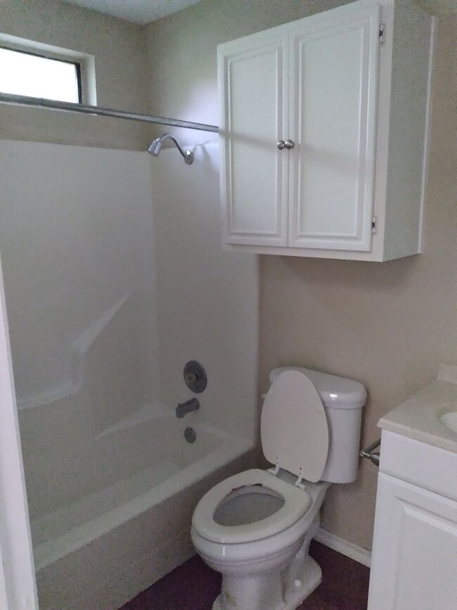 Building Photo - 4 bedroom 2.5 bathroom