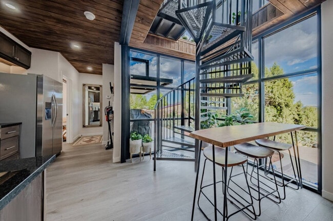 Building Photo - 736 W Rider Dr