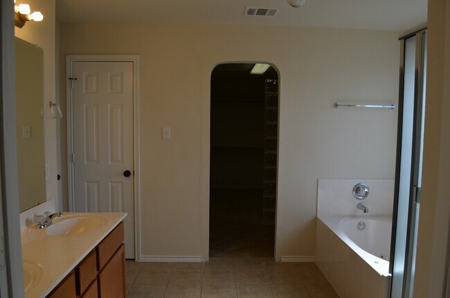 Building Photo - HUGE 5 BEDROOM HOME IN SAVANNAH HEIGHTS!