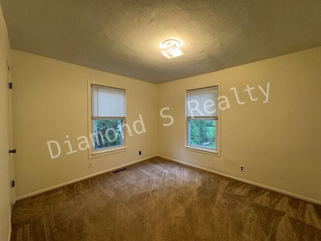 Building Photo - Charming 3 Bedroom Home Available Now - Cl...