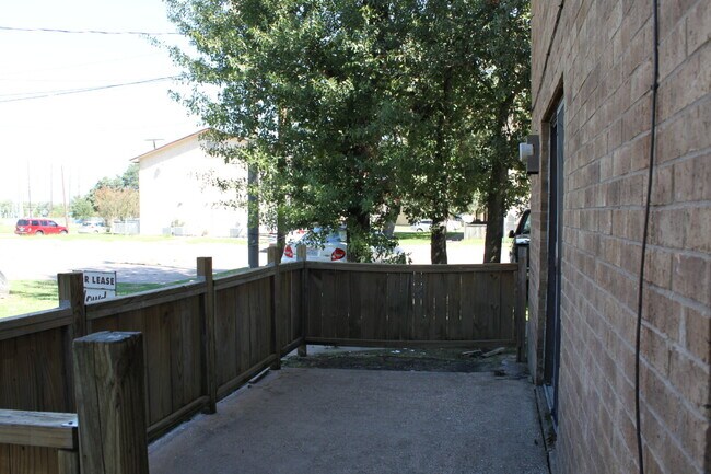 Building Photo - 2403 Bosque Dr