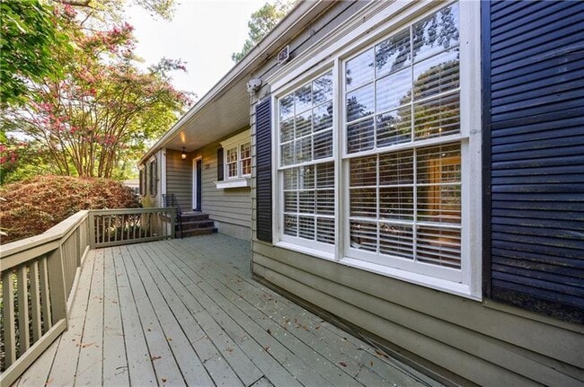 Building Photo - 2311 Pembrook Pl NE