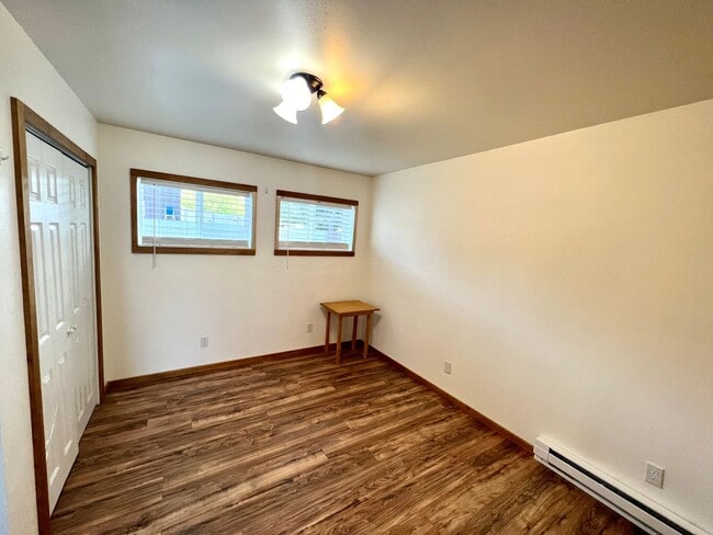 Building Photo - Pet Friendly 3 Bed 2 Bath Single Family Home With Large Garage!