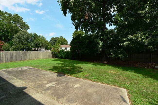 Building Photo - Community Lake-Dock and Private Beach
