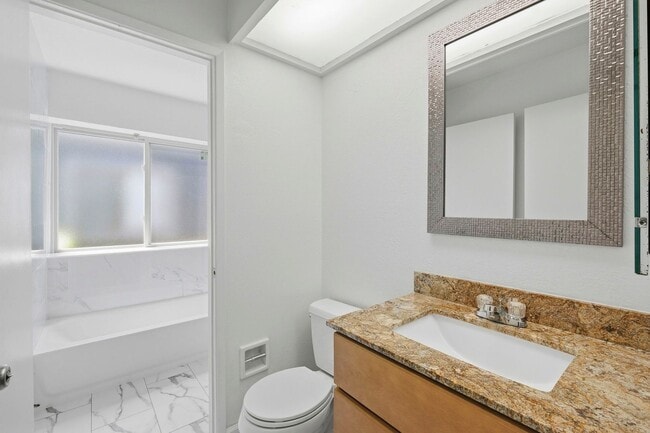 Building Photo - Luxury  2 bedroom Townhome in Great Location