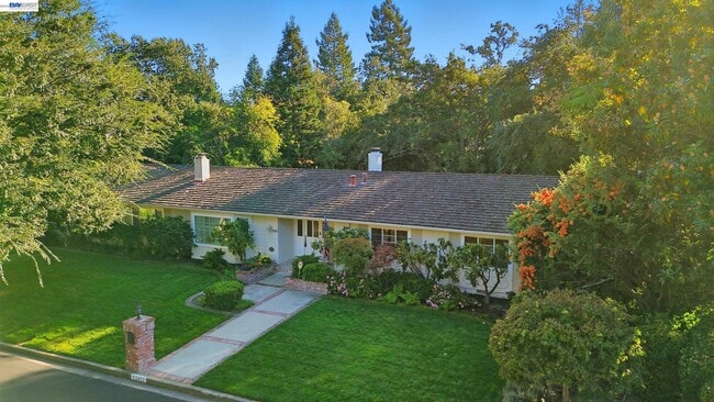 Building Photo - 2402 Royal Oaks Dr