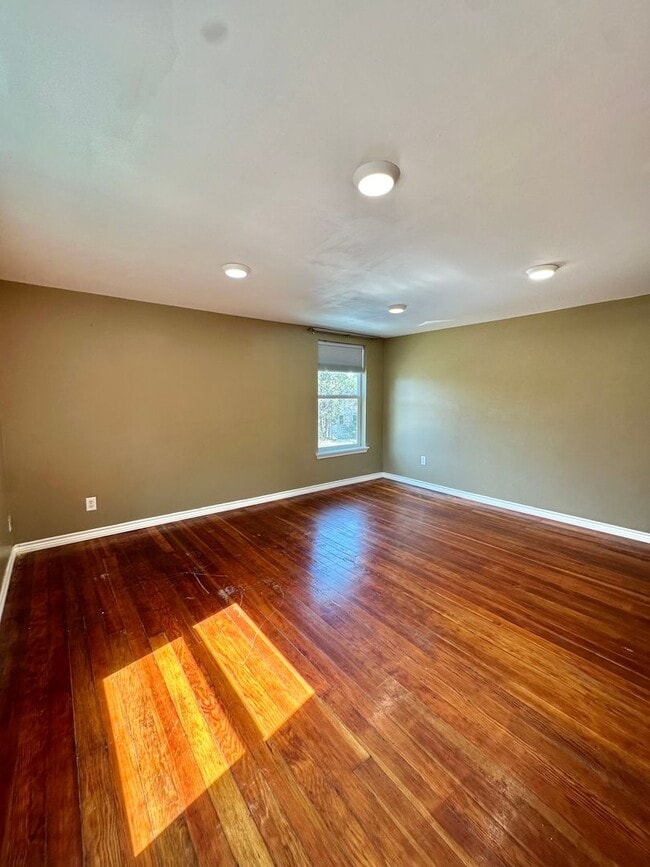 Building Photo - COMING OCTOBER 2025 - Spacious 1-Bedroom A...
