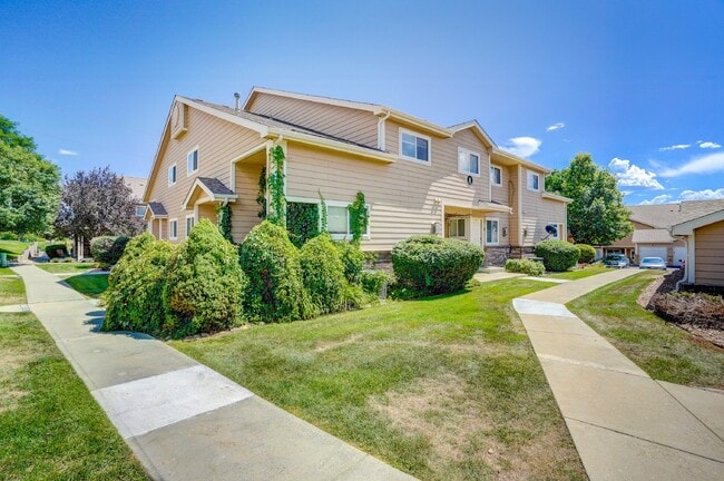 Building Photo - $1,795 - 2 bed/2.5 bath Townhome with new ...