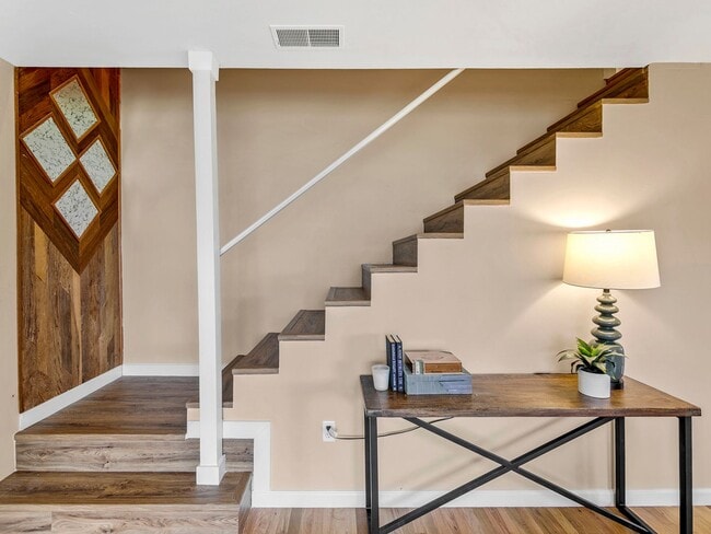 Building Photo - MID-CENTUTY MODERN 4 BEDROOM/2 BATH HOME-MUST SEE TO APPRECIATE!!