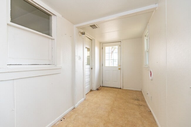 Building Photo - 2 Bedroom Cottage for Lease