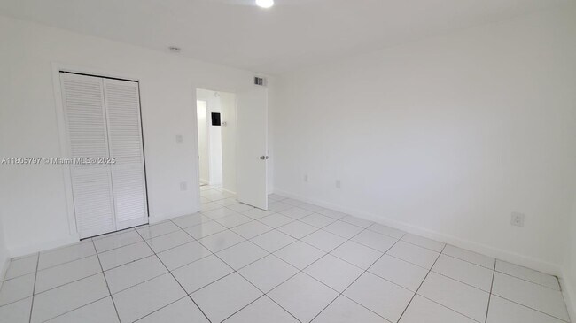 Building Photo - 1008 NW 45th Ave