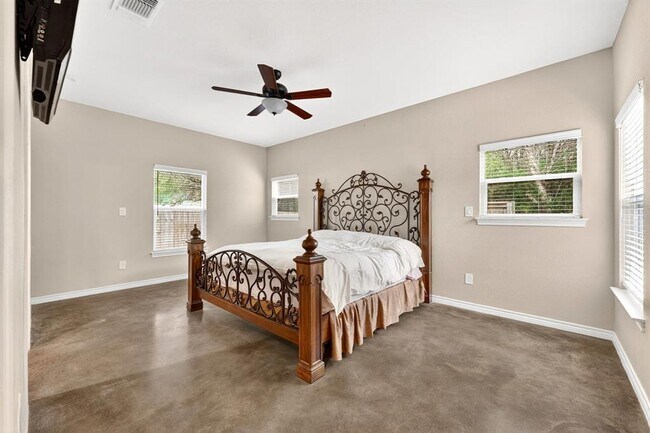 Building Photo - 606 Rogart Dr