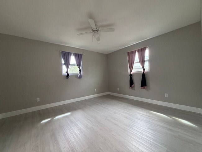 Building Photo - 3 bed/2 bath in St.Pete!