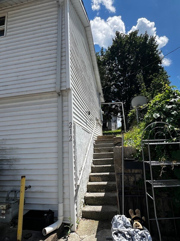 Building Photo - 212 E Pike St