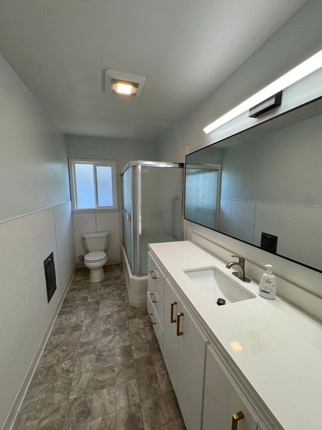 Building Photo - Beautifully Freshly Renovated Home in the ...