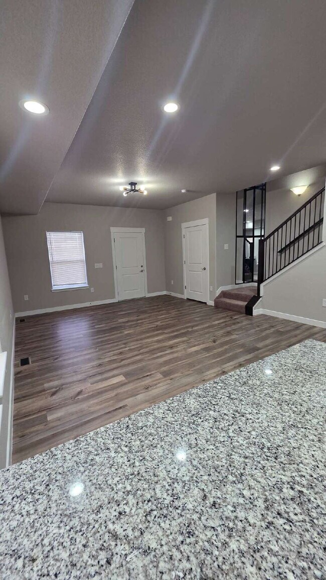 Building Photo - Lorson Ranch 5 bedroom Townhouse near military bases