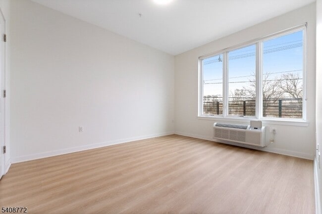 Building Photo - 321 E 3rd St