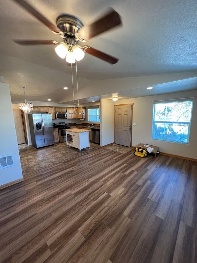 Building Photo - 2-bedroom 1-bathrroom Duplex