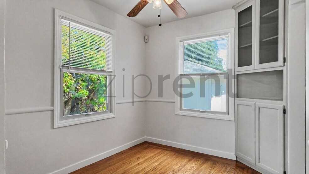 Building Photo - Unit