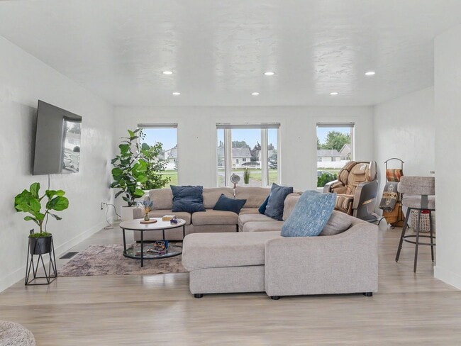 Building Photo - Spacious Furnished Home with Mountain Views and Room to Enjoy